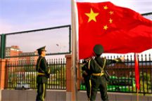 语言与传媒学院举行“感恩母爱，情满校园”主题升旗仪式