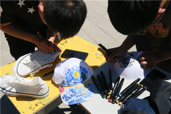 参赛者们绘制涂鸦作品04.jpg