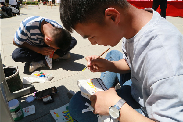 参赛者们绘制涂鸦作品03.jpg