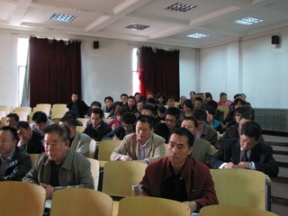 伟德BV1946官网召开全院职工大会传达全校干部大会精神