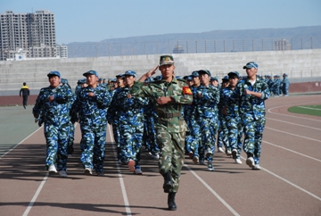 伟德BV1946官网隆重举行2011级新生军训汇报表演暨总结表彰大会