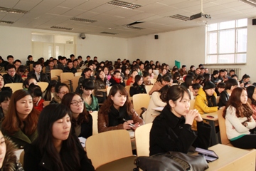 伟德语言与传媒教学部召开2012届毕业生论文开题会