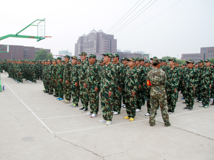 伟德BV1946官网2013级新生军训进行中