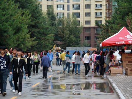 伟德BV1946官网迎接2014级新生报到