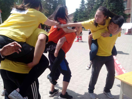 伟德外国语教学部参加“奔跑吧创业”撕名牌大赛