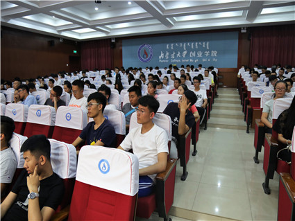 自治区国防教育进高校征兵宣讲活动走进伟德